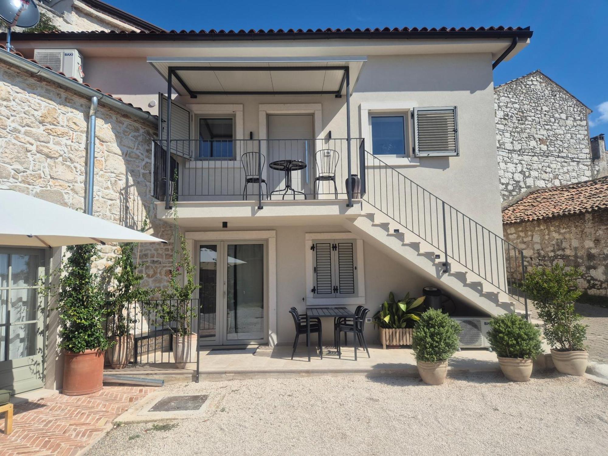 Grotta Apartment *